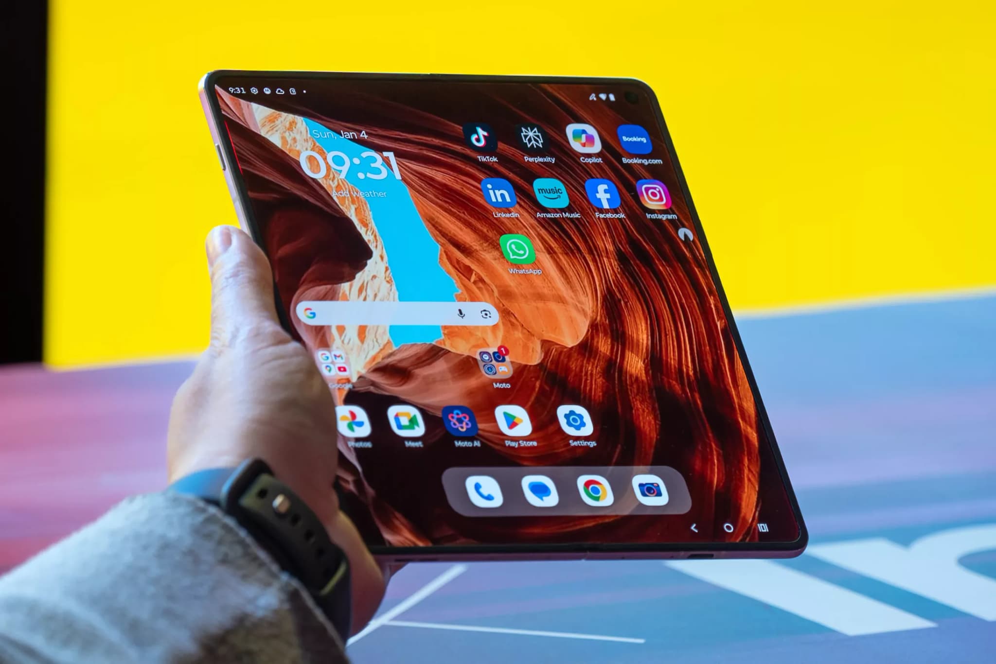 Motorola anuncia pré-venda do Razr Fold: edição FIFA chega em abril