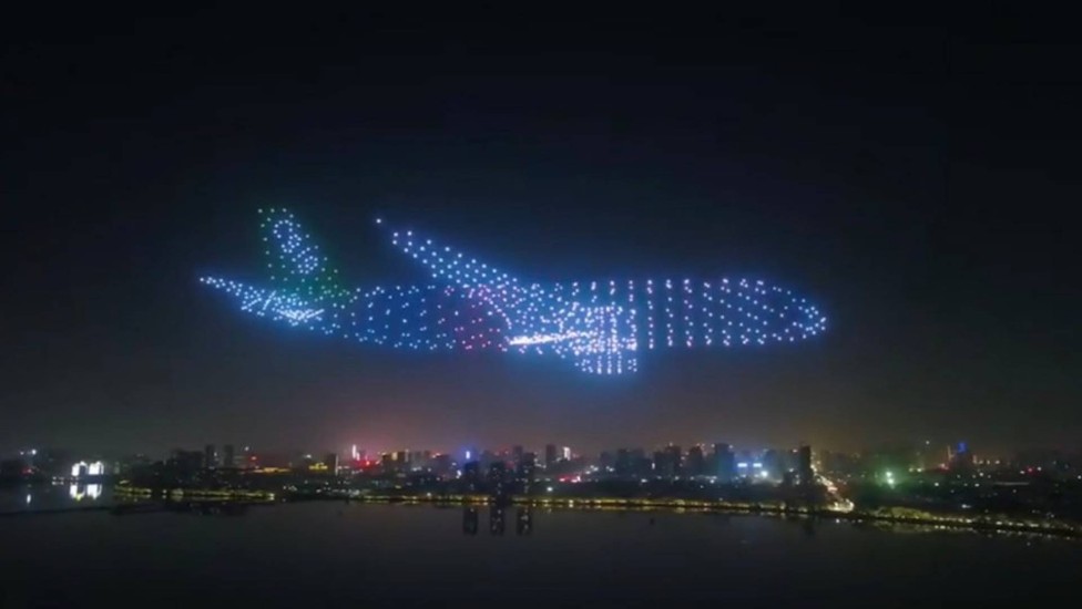 Na China, 800 drones formam ‘avião fantasma’ em festival