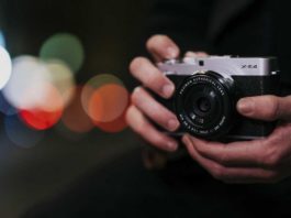 Diga xis! Câmera Fujifilm X-E4 chega com tela ajustável para os amantes de selfies
