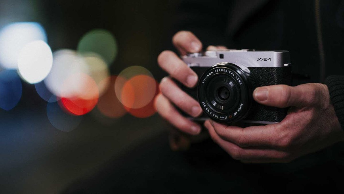 Diga xis! Câmera Fujifilm X-E4 chega com tela ajustável para os amantes de selfies