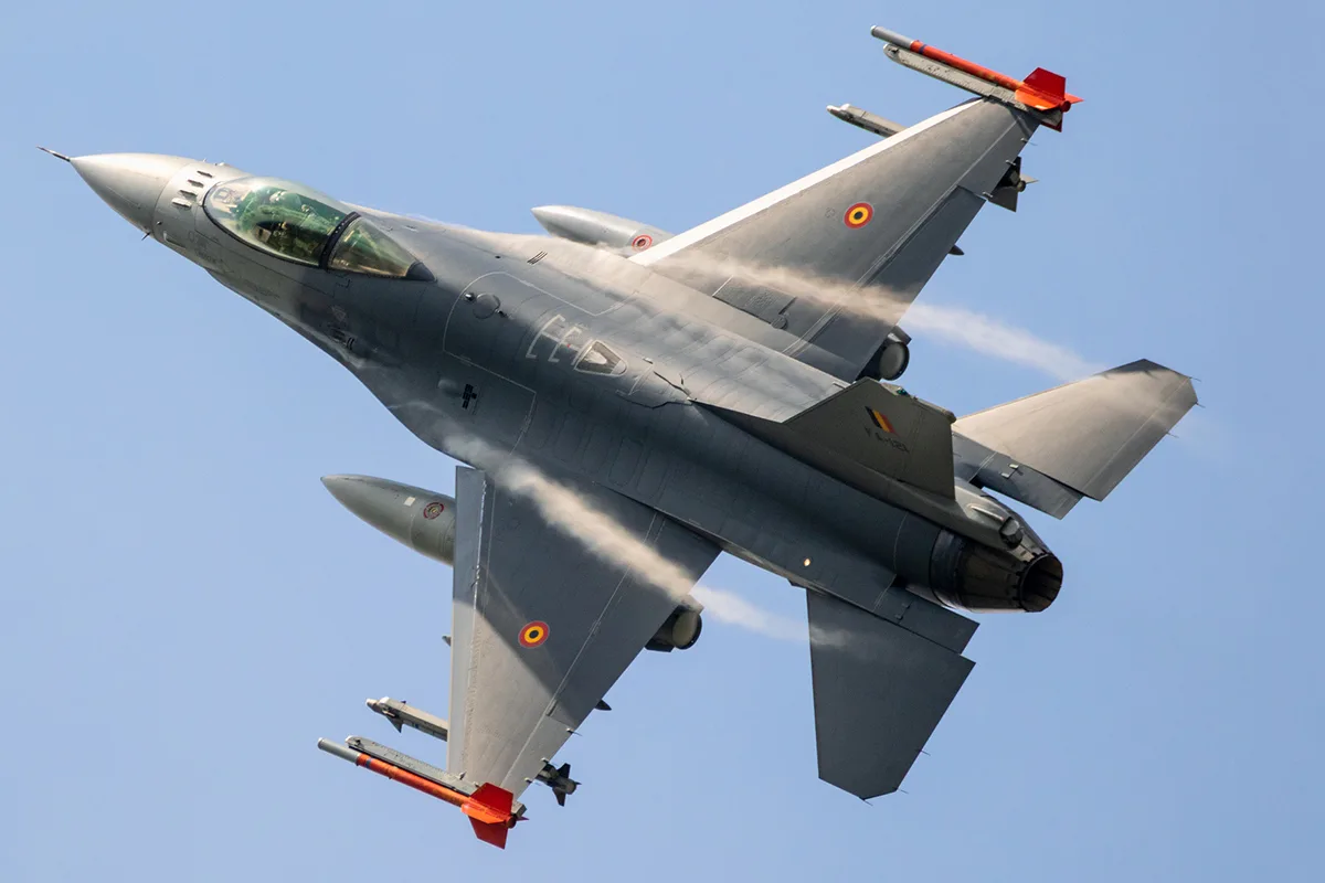 Military F-16 Fighting Falcon fighter jet aircraft F-16
