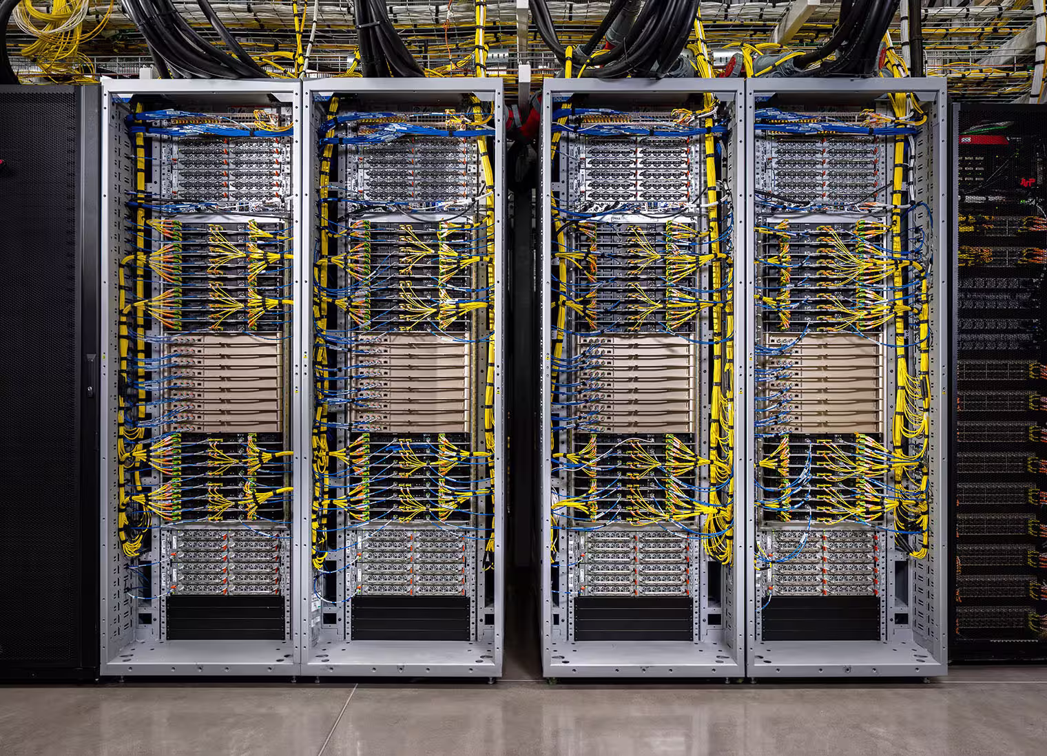 Racks do Vera Rubin, plataforma de IA da Nvidia que agora está em produção em volume.